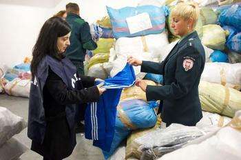 OLAF agent and Polish Customs Officer examining seized counterfeit products - European commission credit