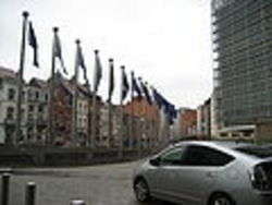 EU flags in front of the Berlaymon, foto di Hlynz
