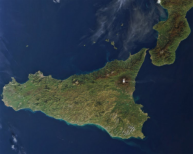 Sicilia - Source 20101207-etna-full - Author: sikeliakali - Wikimedia Commons