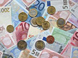 Euro banknotes - immagine di Acdx