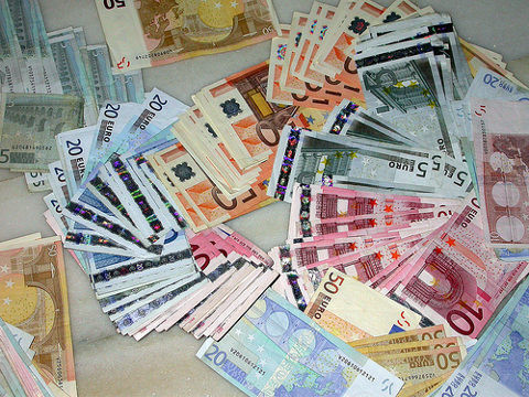 Dinero-billetes-y-monedas-euroCC BY-SA 3.0 Mayuyero - Own work